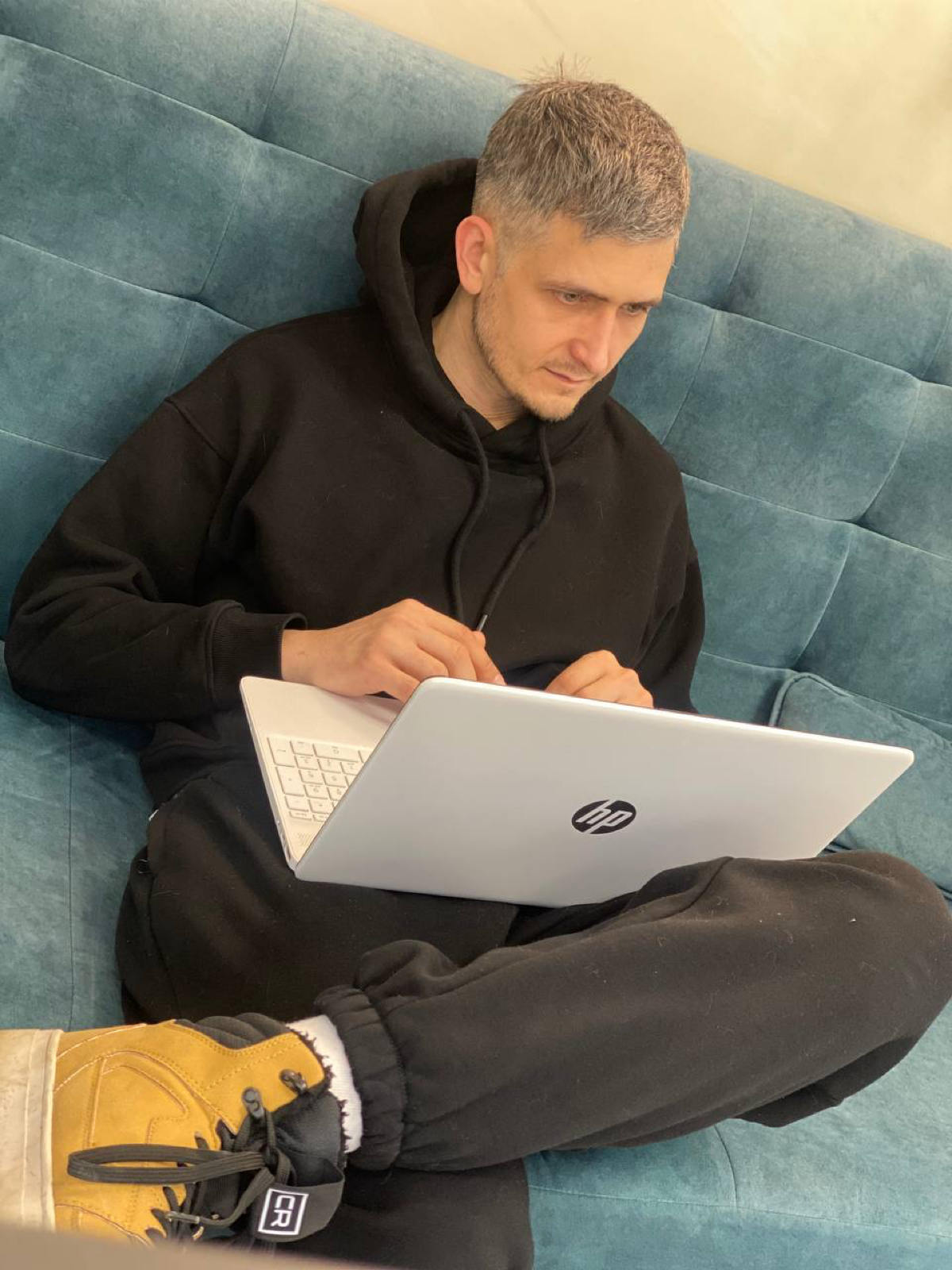 I am a highly experienced Motion Designer, Video Editor, Sound Producer, and Head of Media Production with over 11 years of expertise in media content creation, advertising, and AI-driven technologies | Сетка — социальная сеть от hh.ru