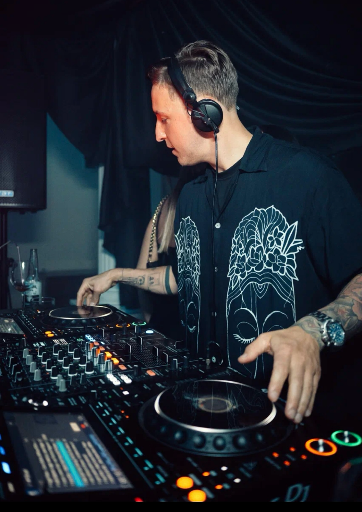Один раз в год наша команда принимает участие в организации крупного фестиваля электронной музыки - VODA.EVENT. Стилизация помещения, аниматоры, гоу гоу шоу и диджеи | Сетка — социальная сеть от hh.ru