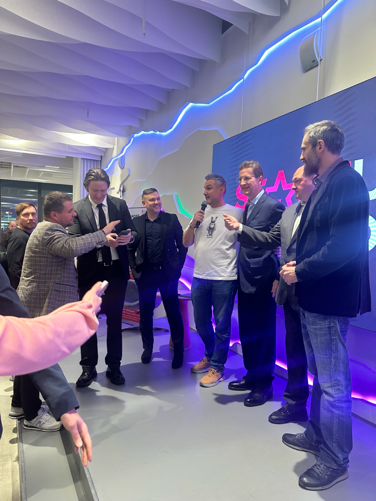 Startup show
Где: Кластер Ломоносов
Что делали: выступили в качестве жюри по четырем стартап-проектам
Основная аудитория: стартаперы , венчурные инвесторы
Впечатления: по организации несколько сыроват... | Сетка — социальная сеть от hh.ru