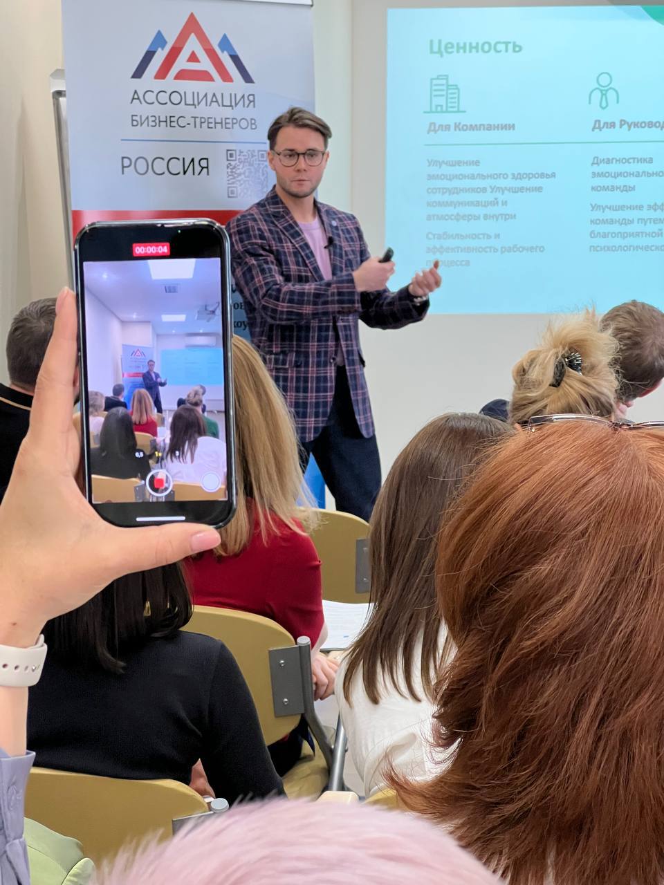 «Сравнение - это путь в никуда» 😭
подумал я, когда попивая ароматный кофе в ожидании очередного созвона по конференции в Москве и наблюдал картину, как мама отчитывает 6- летнего сына:
«Максим, почему... | Сетка — социальная сеть от hh.ru