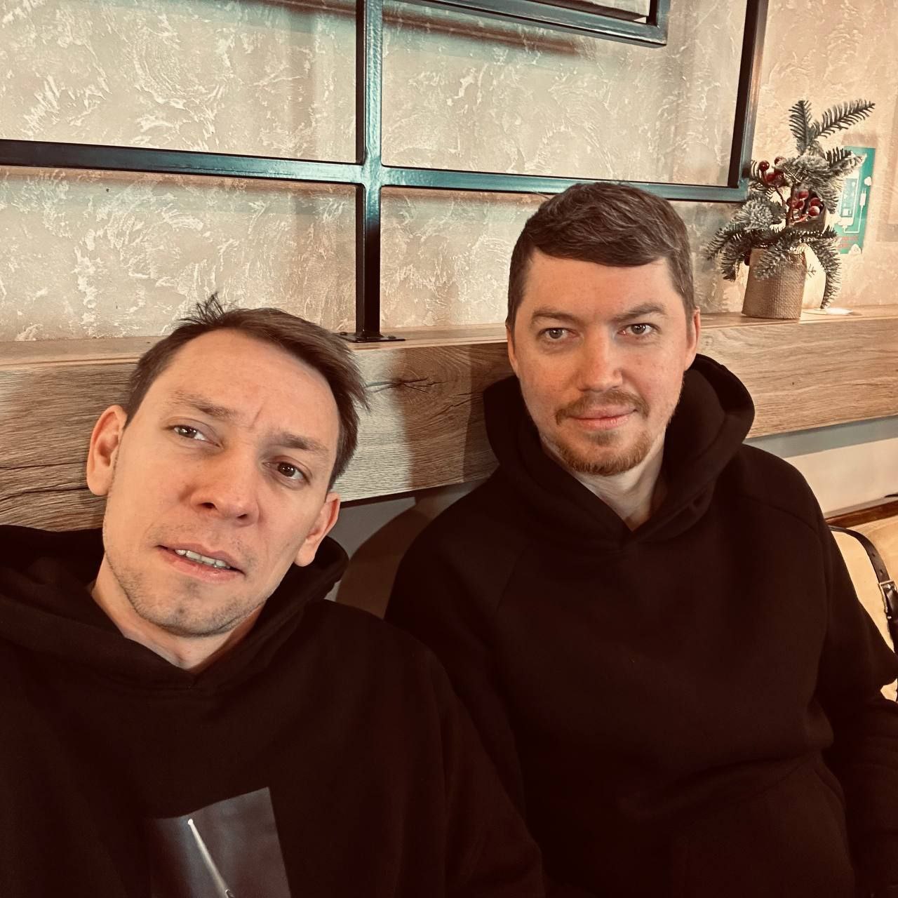 Некуда бежать
Мы с дядей Серёжек, идём на посадку
Щас полетим в Казань

Эти и другие переделки со вчерашнего дня присутствуют в нашей жизни
Зацените и вы новый трек от талантливого @molchanrecordchann... | Сетка — социальная сеть от hh.ru