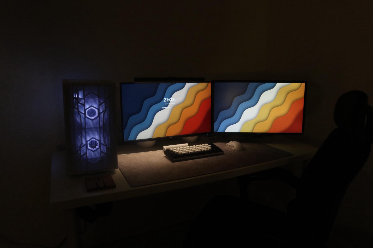 Уютный тёмный сетап. Для тех кто залипает в код по ночам)  
#рабочееместо  #desksetup | Сетка — социальная сеть от hh.ru