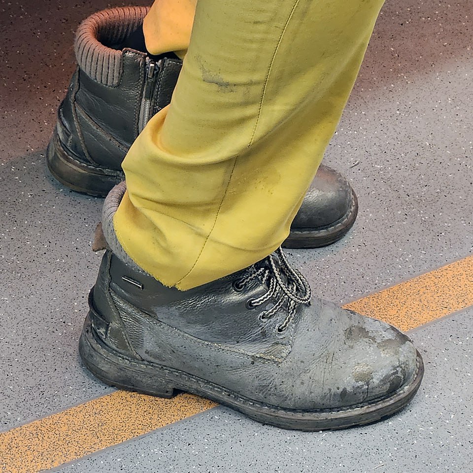 Выходные были ЯРКИМИ!⭐️✨
И о погоде ☁️
Сегодня в Москве пасмурно
Утром -2 ☁️
Днём -2 ☁️
Вечером -2 ☁️
#обувь #декабрь #2024г #ногимосковскогометро #NMMetro #метро #москва #золотой #ботинки | Сетка — социальная сеть от hh.ru