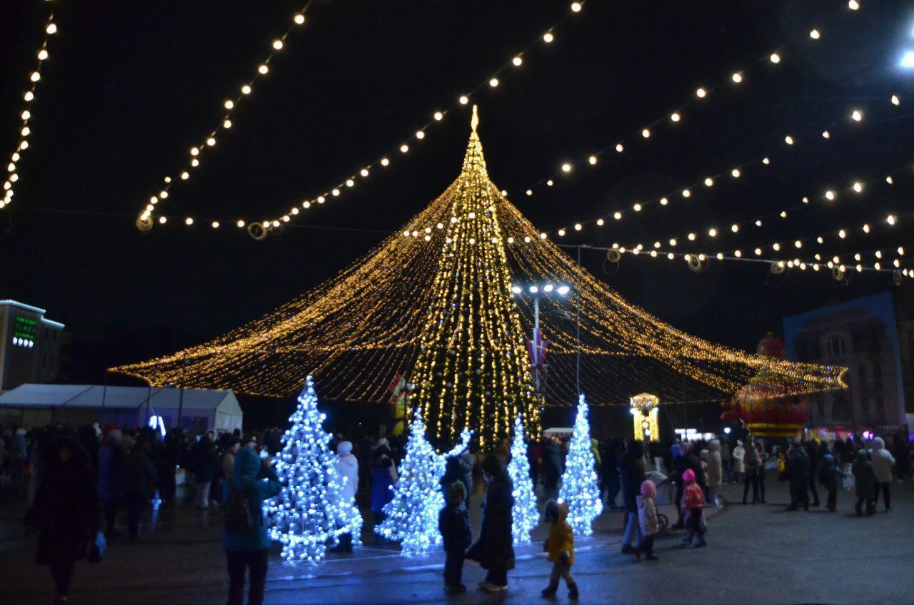 🎄 А такую замечательную ёлку зажгли вчера в Ессентуках
Город-курорт полностью готовы к празднованию нового года.
📷 от подписчицы
@sravdvor | Сетка — социальная сеть от hh.ru