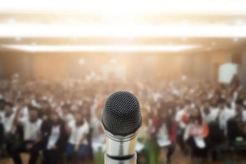 🎤 Советы Дейла Карнеги: Как успешно выступать публично
Друзья, сегодня мы обсудим ценные советы от Дейла Карнеги, которые помогут вам стать уверенным и убедительным оратором | Сетка — социальная сеть от hh.ru