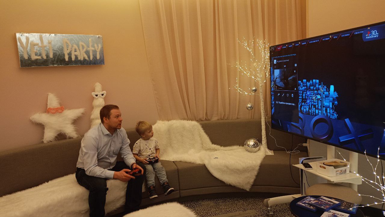 вчера были на Avito Family Day: показала своим парням офис и сделали снежный шар с эльфом)
офис мальчишкам понравился, но моя зона роста очевидна: после трёх лет работы я не знаю, как переключаются иг... | Сетка — социальная сеть от hh.ru