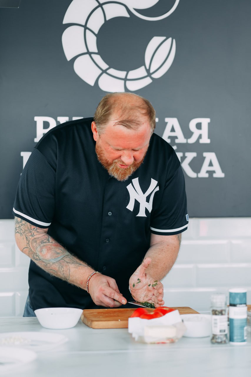 🗣Бесплатная встреча с Константином Ивлевым в ТРЦ Европейский
11 декабря в 13:00
На встрече шеф представит свою новую интерактивную книгу для детей, ответит на вопросы читателей и проведёт автограф-сес... | Сетка — социальная сеть от hh.ru