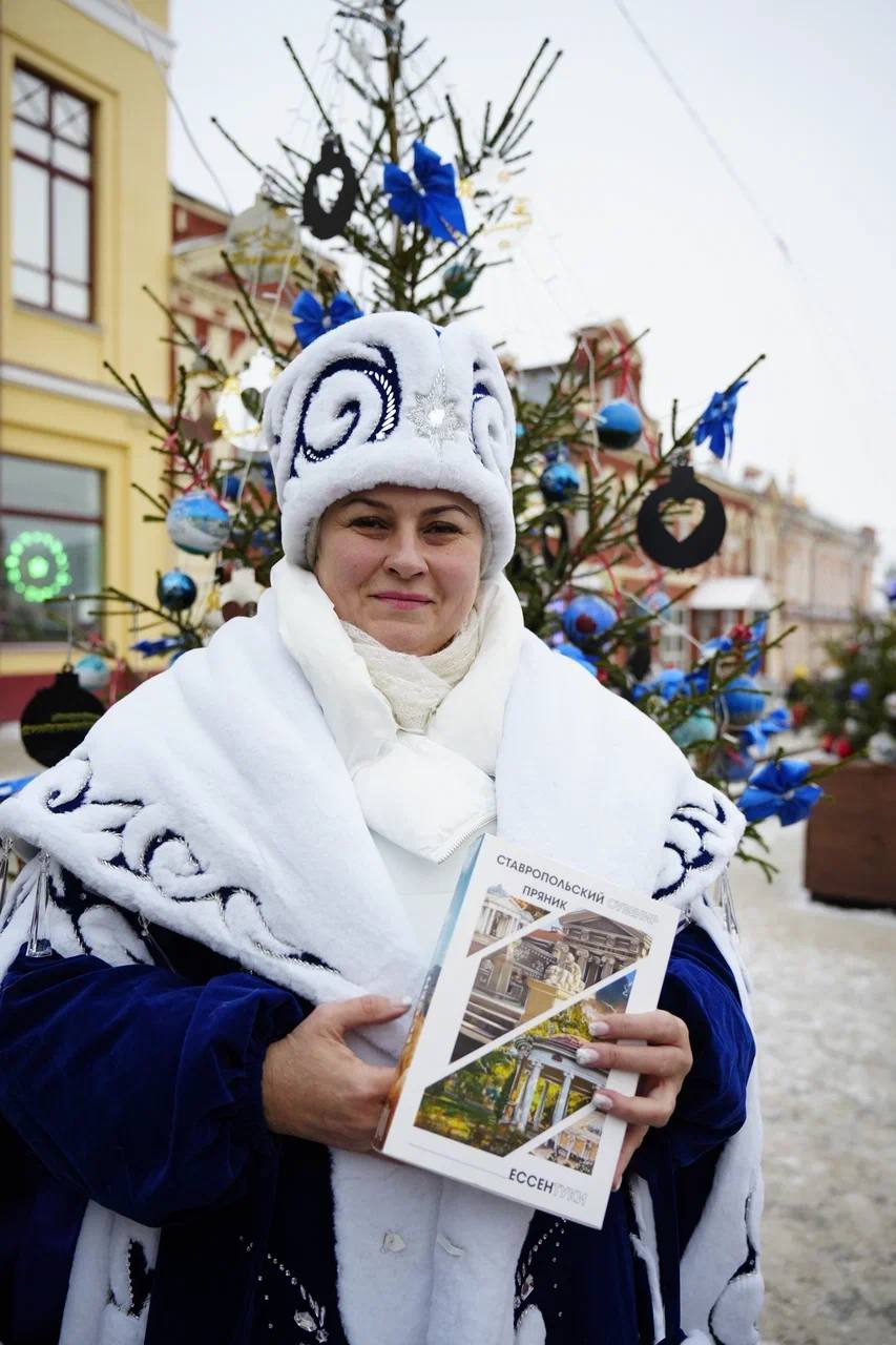 🎄Ставропольскую ёлку представили в Новогодней столице России
В этом году масштабный фестиваль ёлок прошел в Кирове | Сетка — социальная сеть от hh.ru
