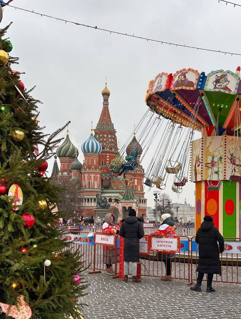 🎄Атмосферная новогодняя ГУМ-ярмарка
До 9 марта
Вы сможете приобрести здесь сувениры, елочные игрушки, валенки, вязаные варежки, шапки, носки со снегирями, оренбургские и павлопосадские платки, изделия... | Сетка — социальная сеть от hh.ru