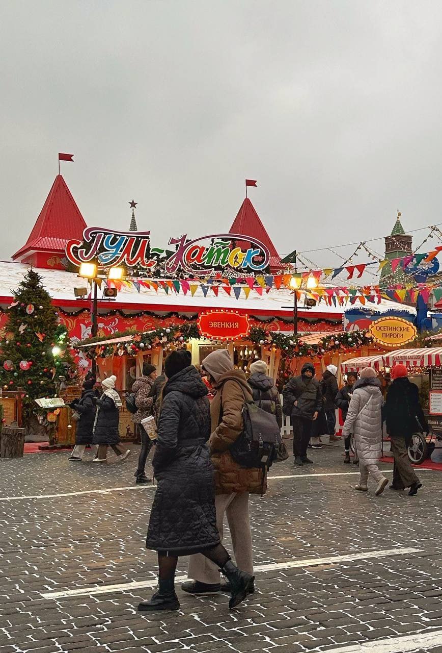 🎄Атмосферная новогодняя ГУМ-ярмарка
До 9 марта
Вы сможете приобрести здесь сувениры, елочные игрушки, валенки, вязаные варежки, шапки, носки со снегирями, оренбургские и павлопосадские платки, изделия... | Сетка — социальная сеть от hh.ru