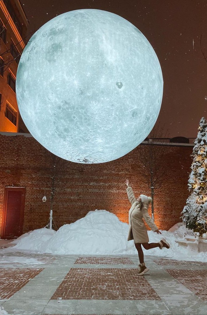 🌒 Большая Луна в центре Москвы
Арт-объект установлен во дворе ресторана. Макет имеет свою «лунную» подсветку. Что примечательно, до этой луны можно дотянуться рукой
🚌Вознесенский пер | Сетка — социальная сеть от hh.ru