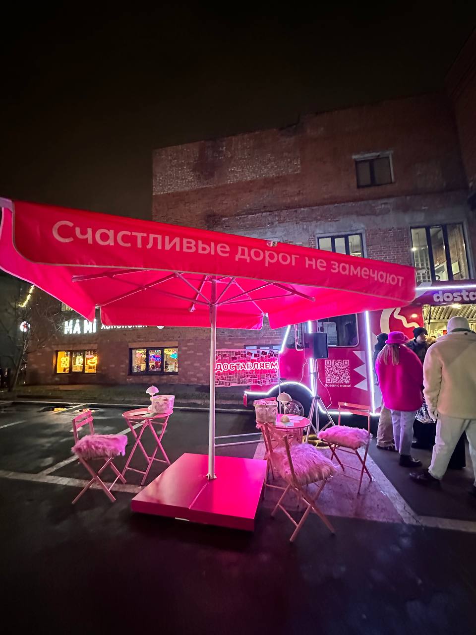 🤔 Уйти в курьеры и получать 300 тыс. ₽ в месяц?Насамом деле просто хотела показать офлайн PR-активность «Достависты» | Сетка — социальная сеть от hh.ru