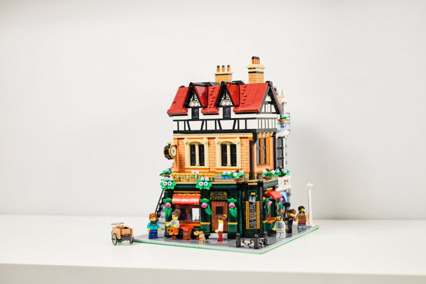 Lego выпускает игрушечные фигурки с ремешками в виде подсолнухов, символизирующие скрытые недостатки | https://Mozaiq | Сетка — социальная сеть от hh.ru