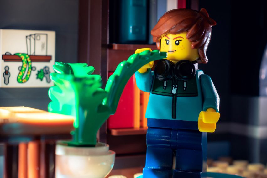 Lego выпускает игрушечные фигурки с ремешками в виде подсолнухов, символизирующие скрытые недостатки | https://Mozaiq | Сетка — социальная сеть от hh.ru