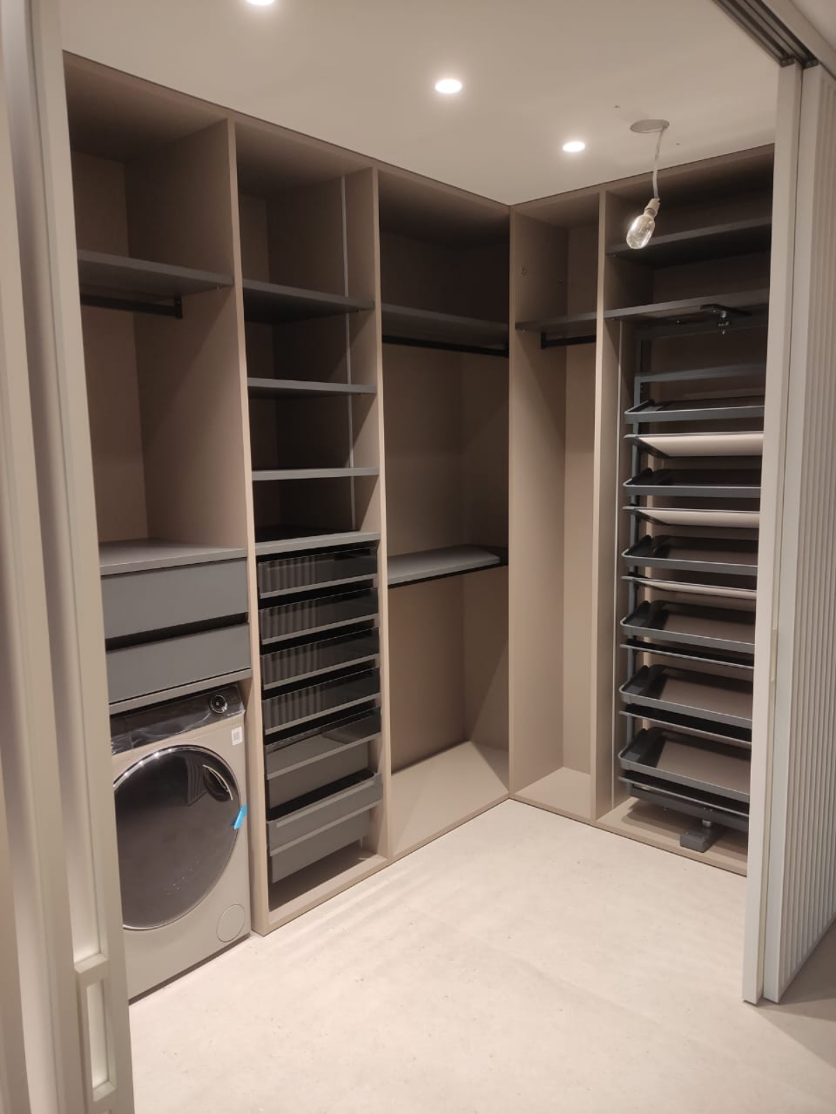 Гардеробная может быть красивой и функциональной.
#кухня #мебель #краснодар #гардероб #шкаф
https://t.me/mebeltrendkrd подпишись и будешь видеть новинки первым! 😊🎅 | Сетка — социальная сеть от hh.ru