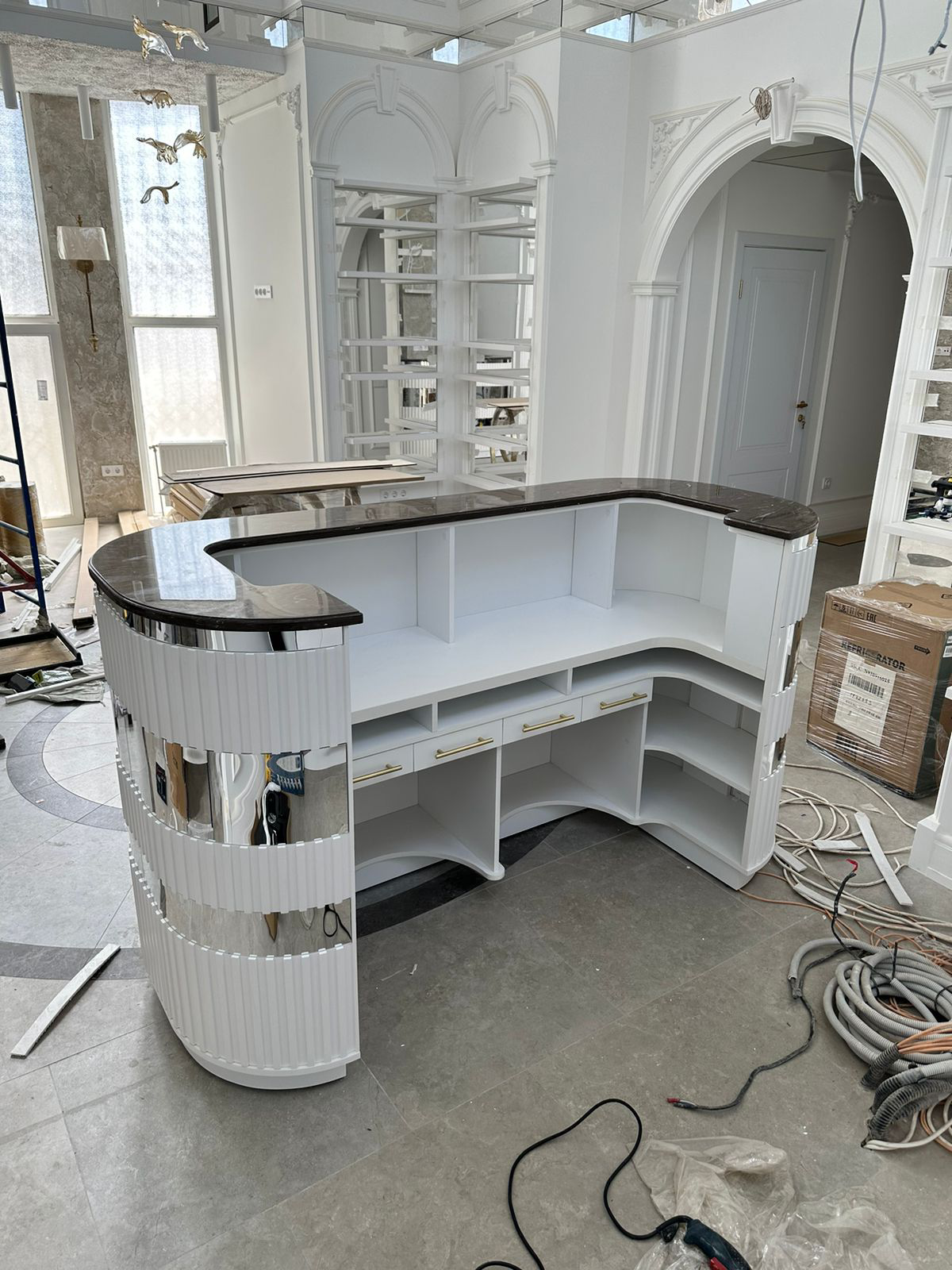 Общественные зоны.
#красиваямебель #стильно #стойкаресепшн #ресепшн #оригинально #красота | Сетка — социальная сеть от hh.ru