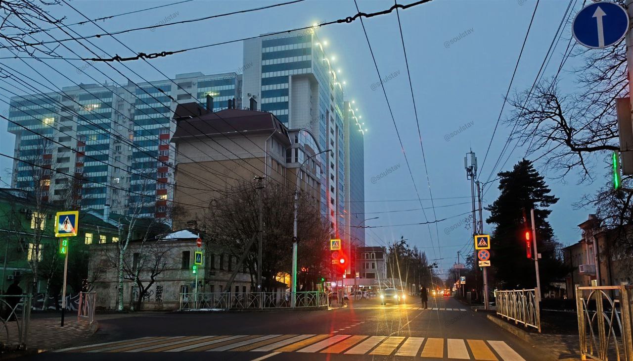 Раннее утро на пересечении улиц Дзержинского и Ломоносова
📷 soulstav
@stavropolyevibe | Сетка — социальная сеть от hh.ru