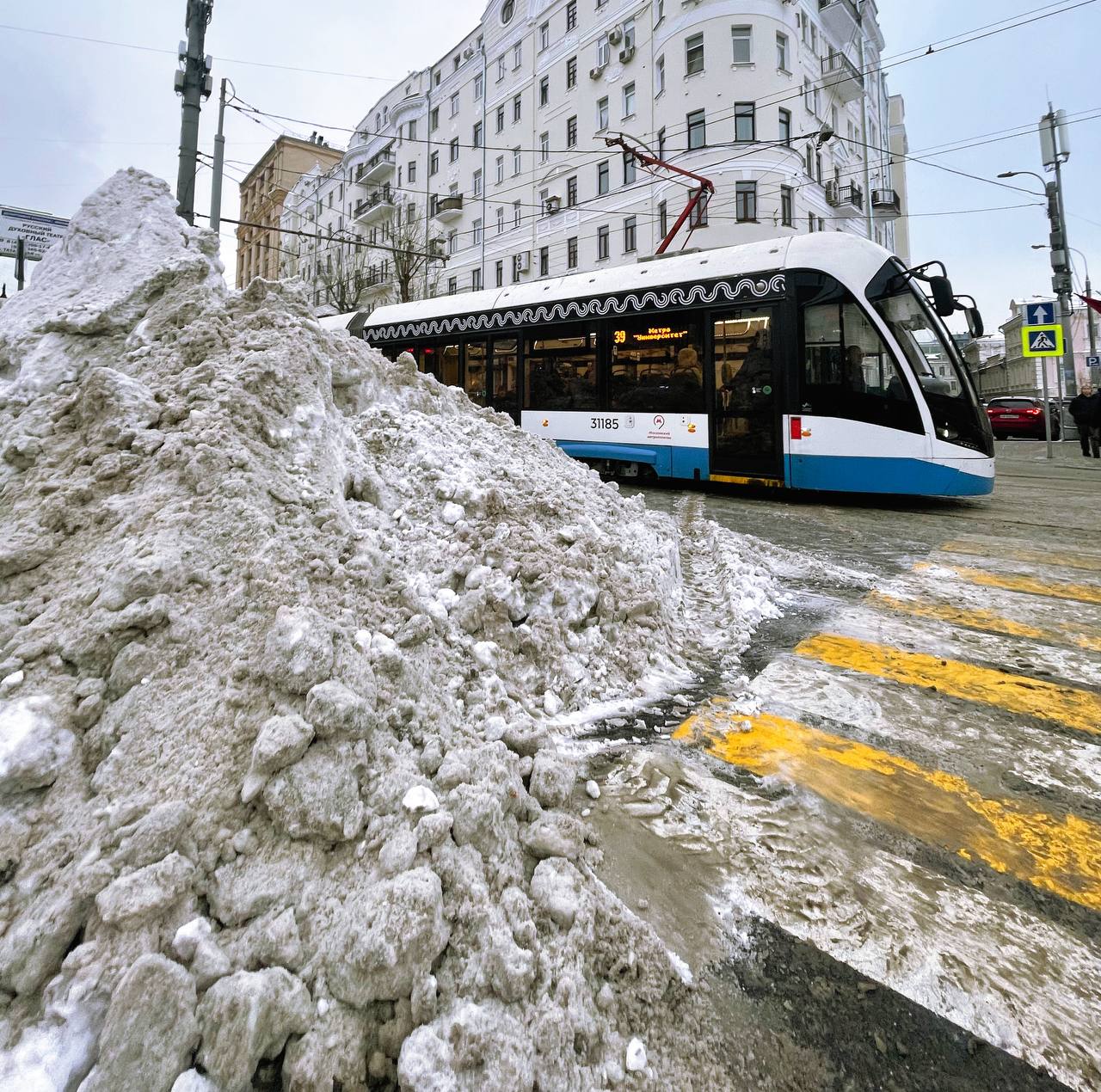 Я: хочу в горы
Москва: чем тебе не горы?
Формулируйте желания более детально) | Сетка — социальная сеть от hh.ru