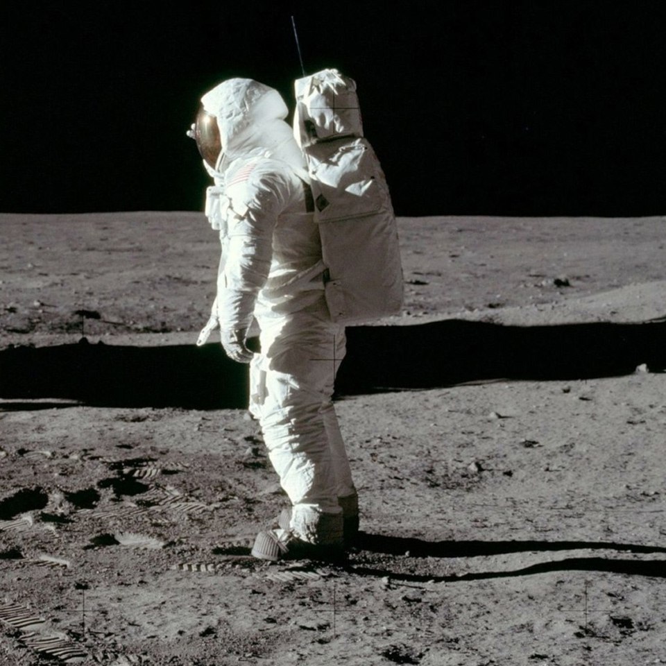 ❄️Время ПРИШЛО❄️ 
И сегодня про ЛУНОХОДЫ!
Уже более 50-ти лет сапоги-луноходы являются частью культуры апре-ски. 🎿
Après-ski переводится с французского как «после лыж» | Сетка — социальная сеть от hh.ru