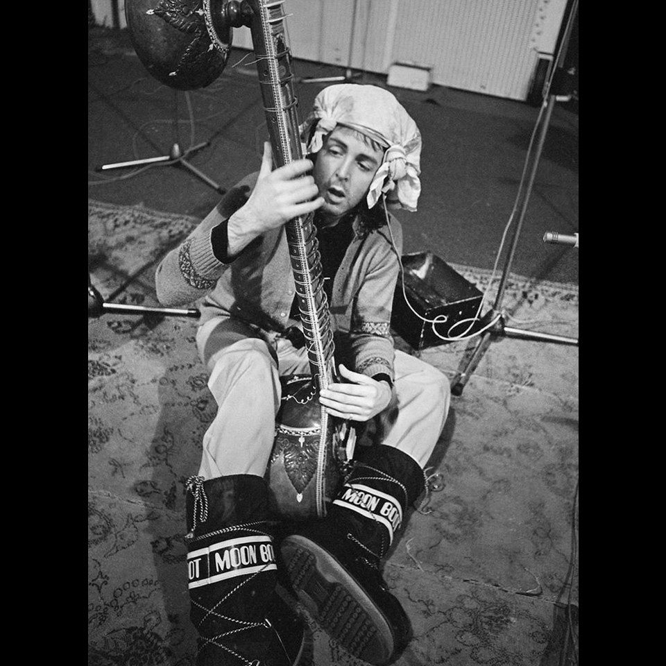 ❄️Время ПРИШЛО❄️ 
И сегодня про ЛУНОХОДЫ!
Уже более 50-ти лет сапоги-луноходы являются частью культуры апре-ски. 🎿
Après-ski переводится с французского как «после лыж» | Сетка — социальная сеть от hh.ru