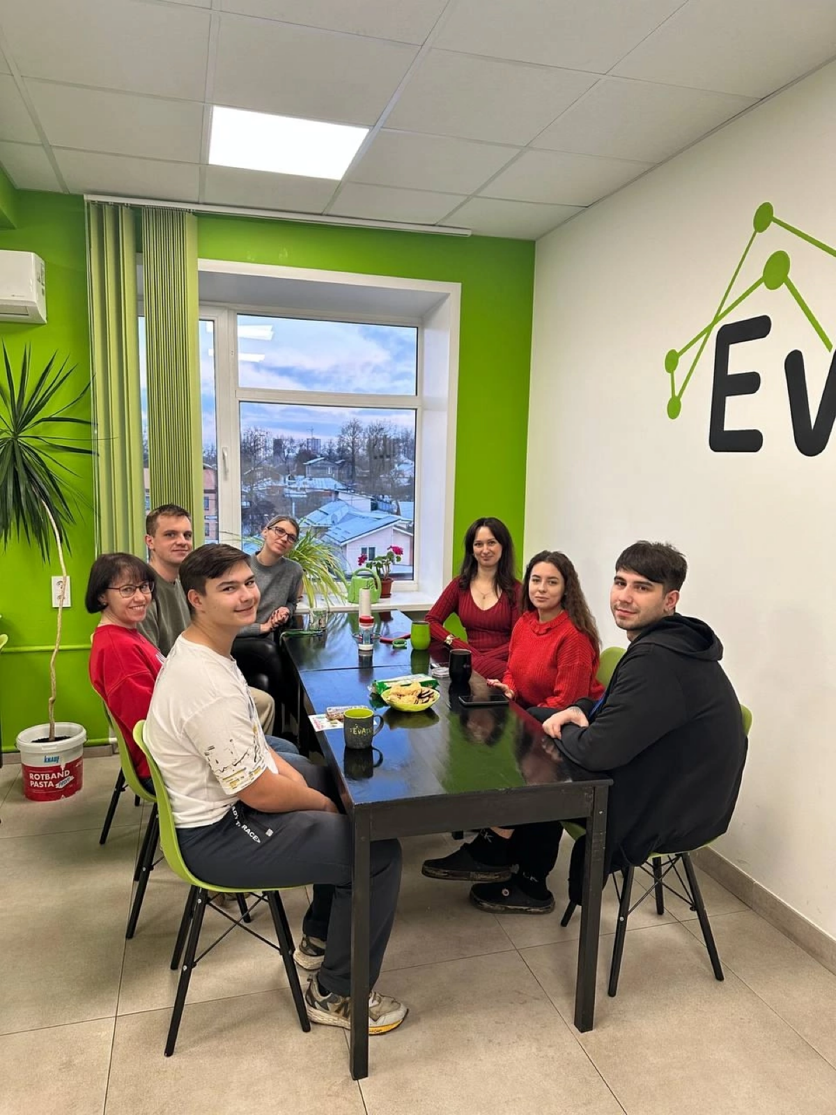 Гость в EvApps🌟
Недавно к нам заглянул победитель нашего розыгрыша, который мы провели на конференции "Старт в IT"! 🤩
Начали с нашей традиционной экскурсии | Сетка — социальная сеть от hh.ru