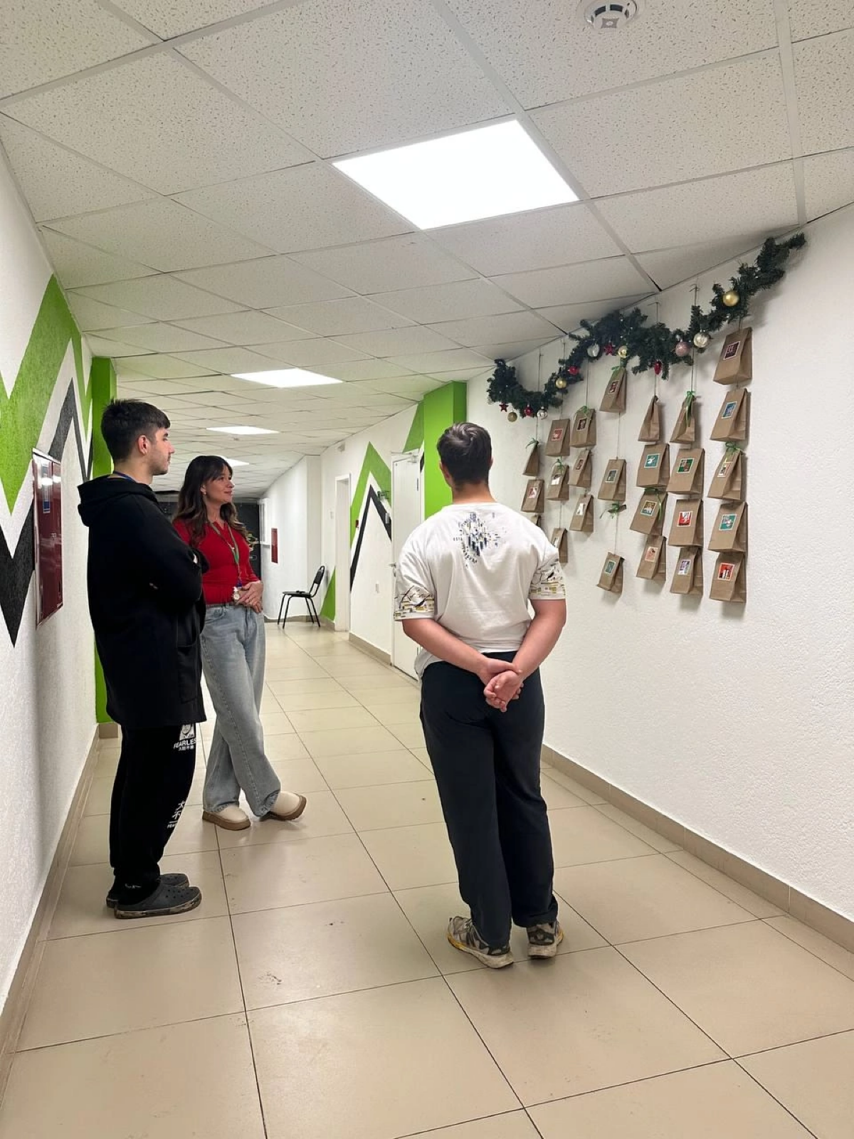 Гость в EvApps🌟
Недавно к нам заглянул победитель нашего розыгрыша, который мы провели на конференции "Старт в IT"! 🤩
Начали с нашей традиционной экскурсии | Сетка — социальная сеть от hh.ru
