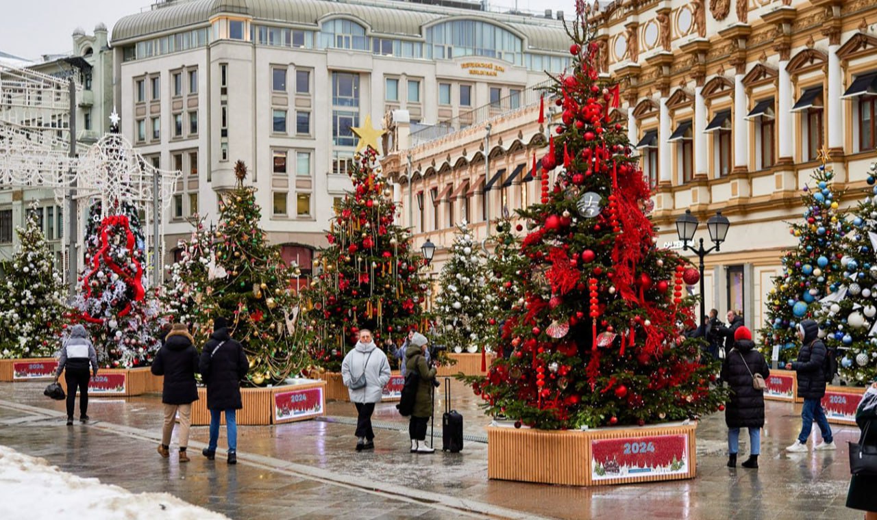 Выставка дизайнерских елок на Кузнецком мосту🎄
14 декабря - 12 января
Елки будут украшены в стиле любимых советских фильмов «Двенадцать месяцев», «Кавказская пленница» и другие🎞
В украшении елок прини... | Сетка — социальная сеть от hh.ru