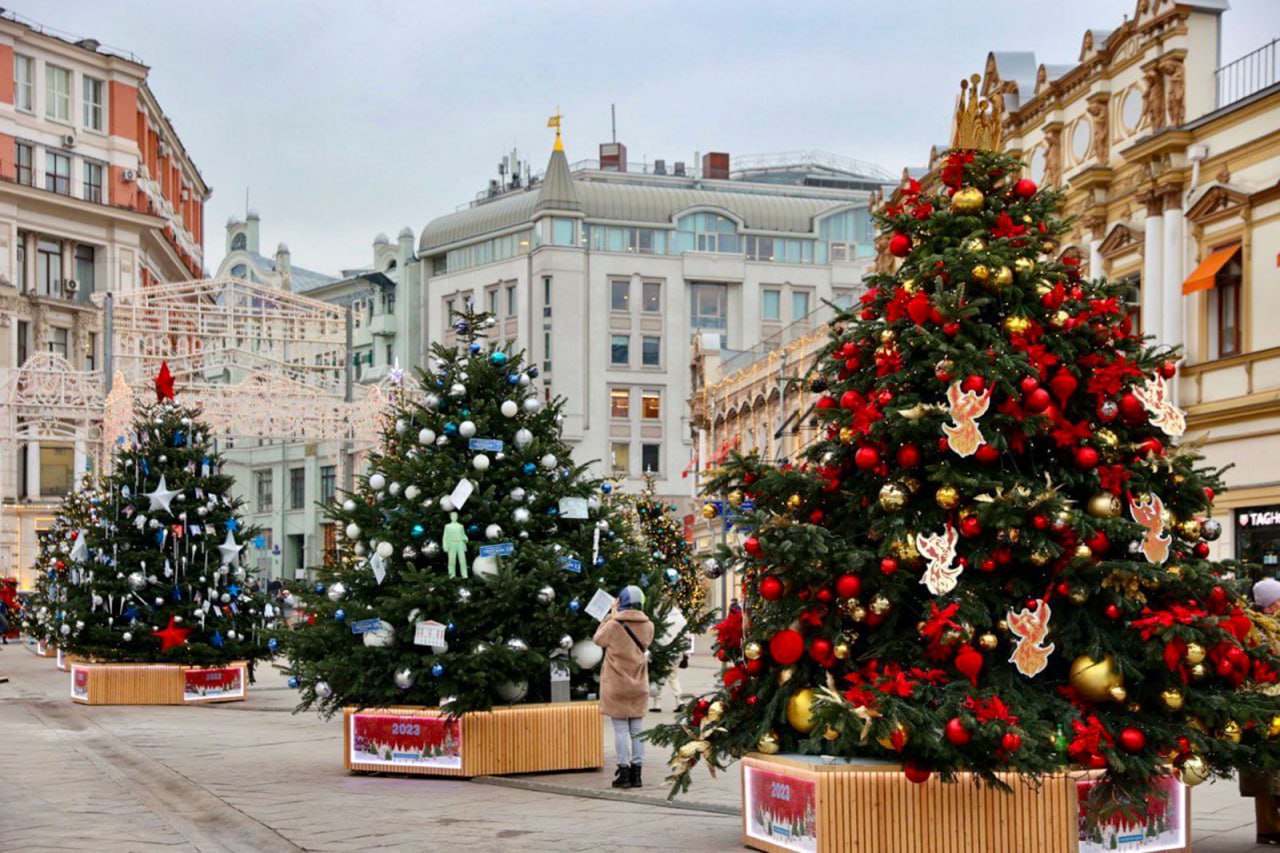 Выставка дизайнерских елок на Кузнецком мосту🎄
14 декабря - 12 января
Елки будут украшены в стиле любимых советских фильмов «Двенадцать месяцев», «Кавказская пленница» и другие🎞
В украшении елок прини... | Сетка — социальная сеть от hh.ru