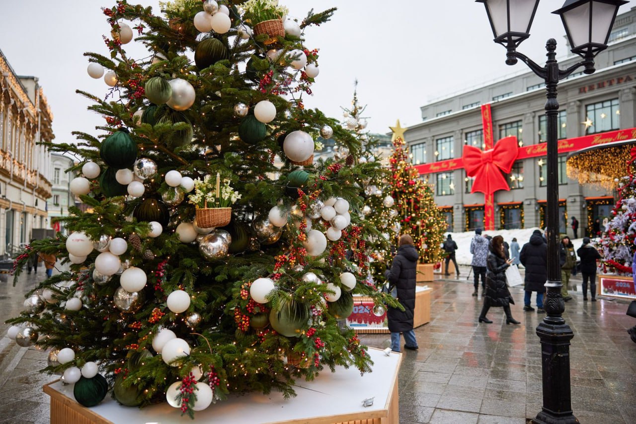 Выставка дизайнерских елок на Кузнецком мосту🎄
14 декабря - 12 января
Елки будут украшены в стиле любимых советских фильмов «Двенадцать месяцев», «Кавказская пленница» и другие🎞
В украшении елок прини... | Сетка — социальная сеть от hh.ru