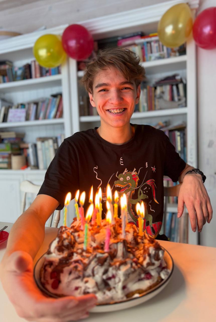 А сегодня принимаем поздравления🎉 Моему старшему сыну Арсению 18 лет🎂 | Сетка — социальная сеть от hh.ru