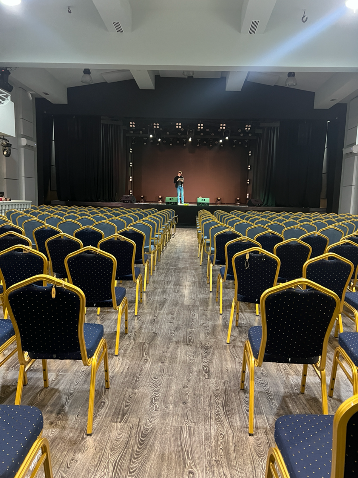 Подготовка
полным ходом.
Скоро
сольный концерт.
А мы,
продолжаем творить на сцене,
радовать зрителей🙏😌
#концерт #танец #сольныйконцерт #спб | Сетка — социальная сеть от hh.ru