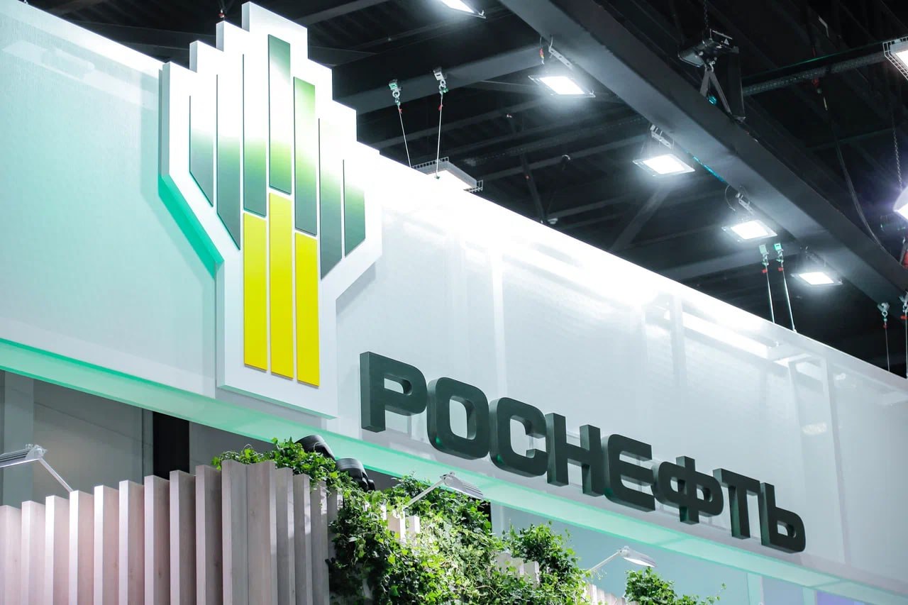 "Роснефть" забронировала себе Индию
"Роснефть" договорилась с индийской Reliance о долгосрочных поставках 500 тыс. баррелей в сутки, соглашение будет действовать в течение 10 лет, сообщает Reuters | Сетка — социальная сеть от hh.ru