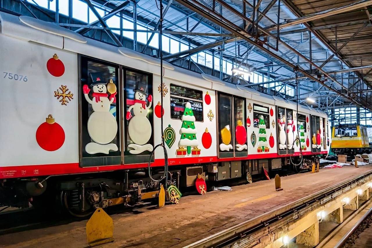 Новогодний состав будет курсировать по «Кольцевой» линии метро 🚇
📲Подпишитесь на Вдвижении | Сетка — социальная сеть от hh.ru