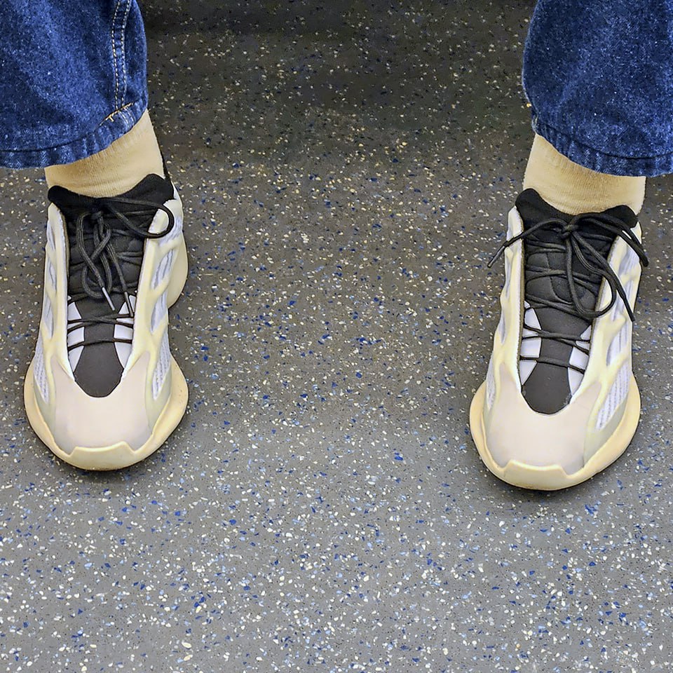 Представляю, как же ЩЕПЕТИЛЬНО подбирали ЦВЕТ носков под эти кроссы! И ведь как СОВПАЛО ЖЕ 👀
И это 👉 Adidas Yeezy Boost 700 V3 Azael 
⚡️ О модели ⚡️
Adidas Yeezy 700 V3 «Azael» — это эволюционировавша... | Сетка — социальная сеть от hh.ru