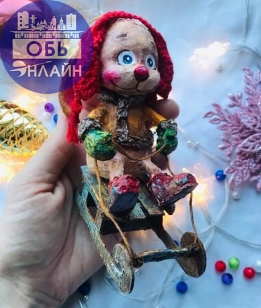 ↗ Бумага и новогоднее волшебство: обчанка складывает бумажные кусочки в ёлочные игрушки
Новогодние игрушки с именами создает жительница города Обь в Новосибирской области Надежда Иванова | Сетка — социальная сеть от hh.ru
