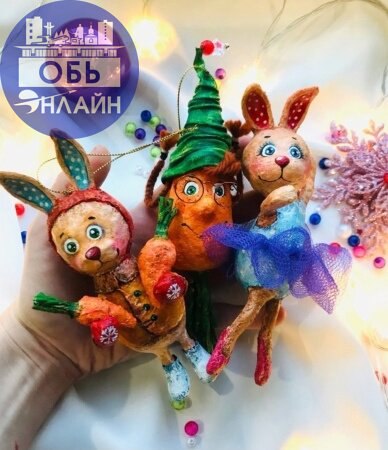 ↗ Бумага и новогоднее волшебство: обчанка складывает бумажные кусочки в ёлочные игрушки
Новогодние игрушки с именами создает жительница города Обь в Новосибирской области Надежда Иванова | Сетка — социальная сеть от hh.ru