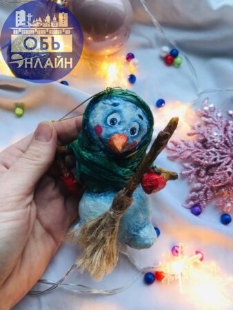↗ Бумага и новогоднее волшебство: обчанка складывает бумажные кусочки в ёлочные игрушки
Новогодние игрушки с именами создает жительница города Обь в Новосибирской области Надежда Иванова | Сетка — социальная сеть от hh.ru