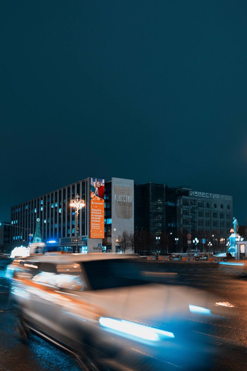 На «Известиях» появился новый медиафасад.
Медиафасад площадью 165 кв. метров появился по адресу Москва, Пушкинская площадь, улица Тверская д.18, корпус 1, на здании газеты «Известия» | Сетка — социальная сеть от hh.ru