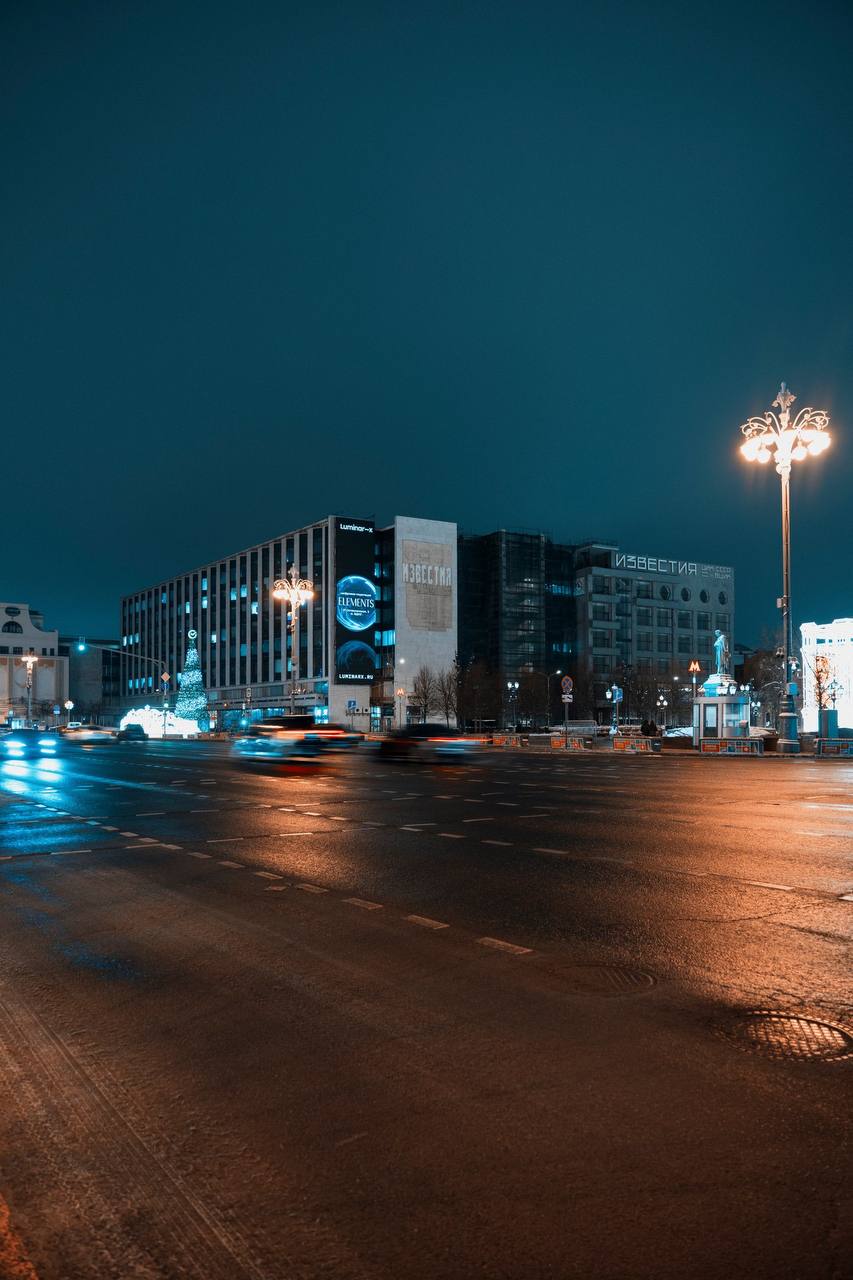 На «Известиях» появился новый медиафасад.
Медиафасад площадью 165 кв. метров появился по адресу Москва, Пушкинская площадь, улица Тверская д.18, корпус 1, на здании газеты «Известия» | Сетка — социальная сеть от hh.ru