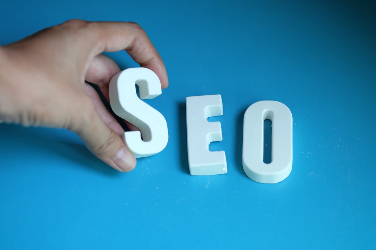 Какие ошибки возникают при SEO-оптимизации? 
 
Сегодня хочу рассказать, с какими ошибками можно столкнуться при работе над SEO. 
 
1️⃣ Ошибка: Игнорирование ключевых слов | Сетка — социальная сеть от hh.ru
