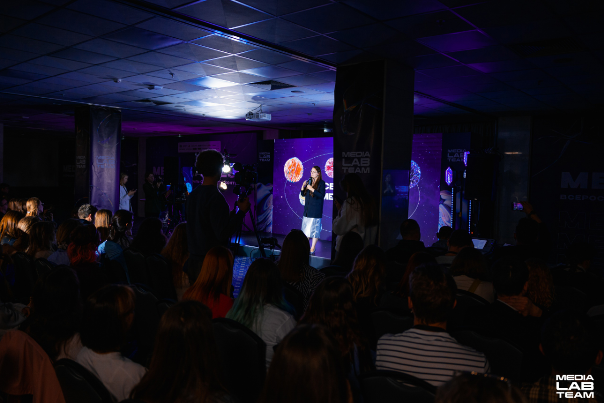 Фото с открытия MEDIALABFEST | Всероссийского фестиваля создателей контента, который мы проводили в Москве этой осенью | Сетка — социальная сеть от hh.ru