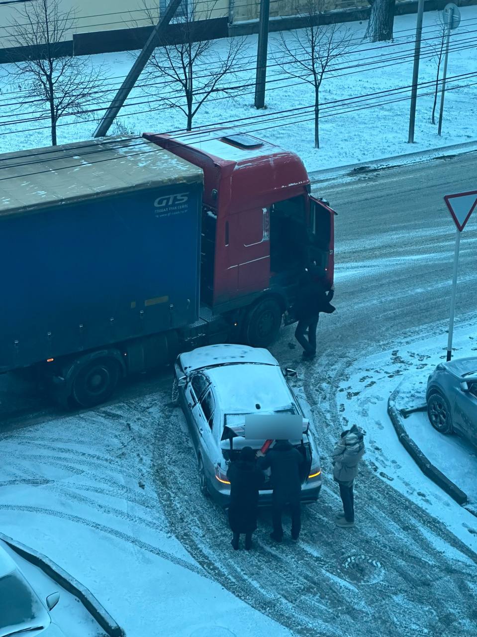 ДТП на Дзержинского в районе «Европарка». Мерседес врезался в фуру. Полоса полностью перекрыта.
📸 от подписчика
@stavropolyevibe | Сетка — социальная сеть от hh.ru