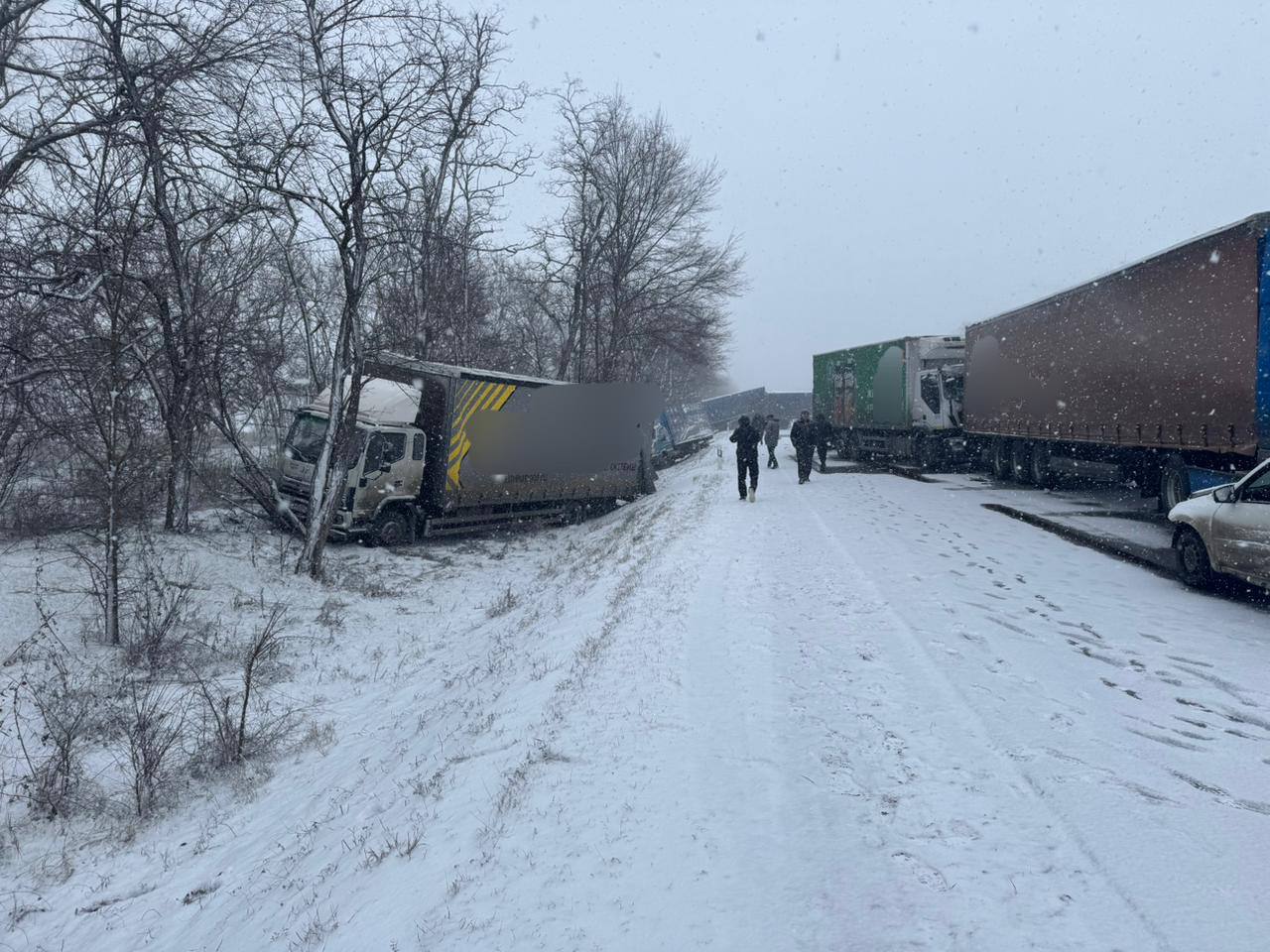 На трассе «Кавказ» серьёзная авария: на 328-м километре «паровоз» из 9 машин
Движение сильно затруднено.
Причины наледь, скорость и отсутствие дистанции | Сетка — социальная сеть от hh.ru