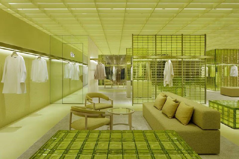 Бутик Maison m-i-d 1985, расположенный в районе Умеда, сердце Осаки, отражает яркий характер этого города, благодаря использованию насыщенных цветов | Сетка — социальная сеть от hh.ru