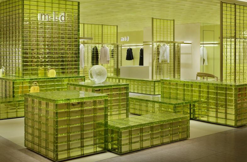 Бутик Maison m-i-d 1985, расположенный в районе Умеда, сердце Осаки, отражает яркий характер этого города, благодаря использованию насыщенных цветов | Сетка — социальная сеть от hh.ru
