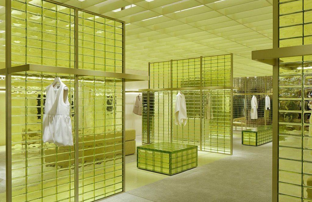 Бутик Maison m-i-d 1985, расположенный в районе Умеда, сердце Осаки, отражает яркий характер этого города, благодаря использованию насыщенных цветов | Сетка — социальная сеть от hh.ru