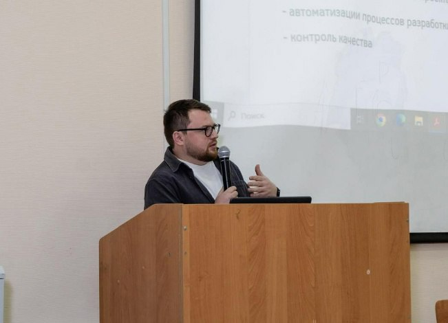 День информатики отметили в МИЭМИС
Николай Шаховалов - заведующий кафедрой цифровых технологий и бизнес-аналитики, пригласил на день информатики МИЭМИС 04.12.2024 | Сетка — социальная сеть от hh.ru