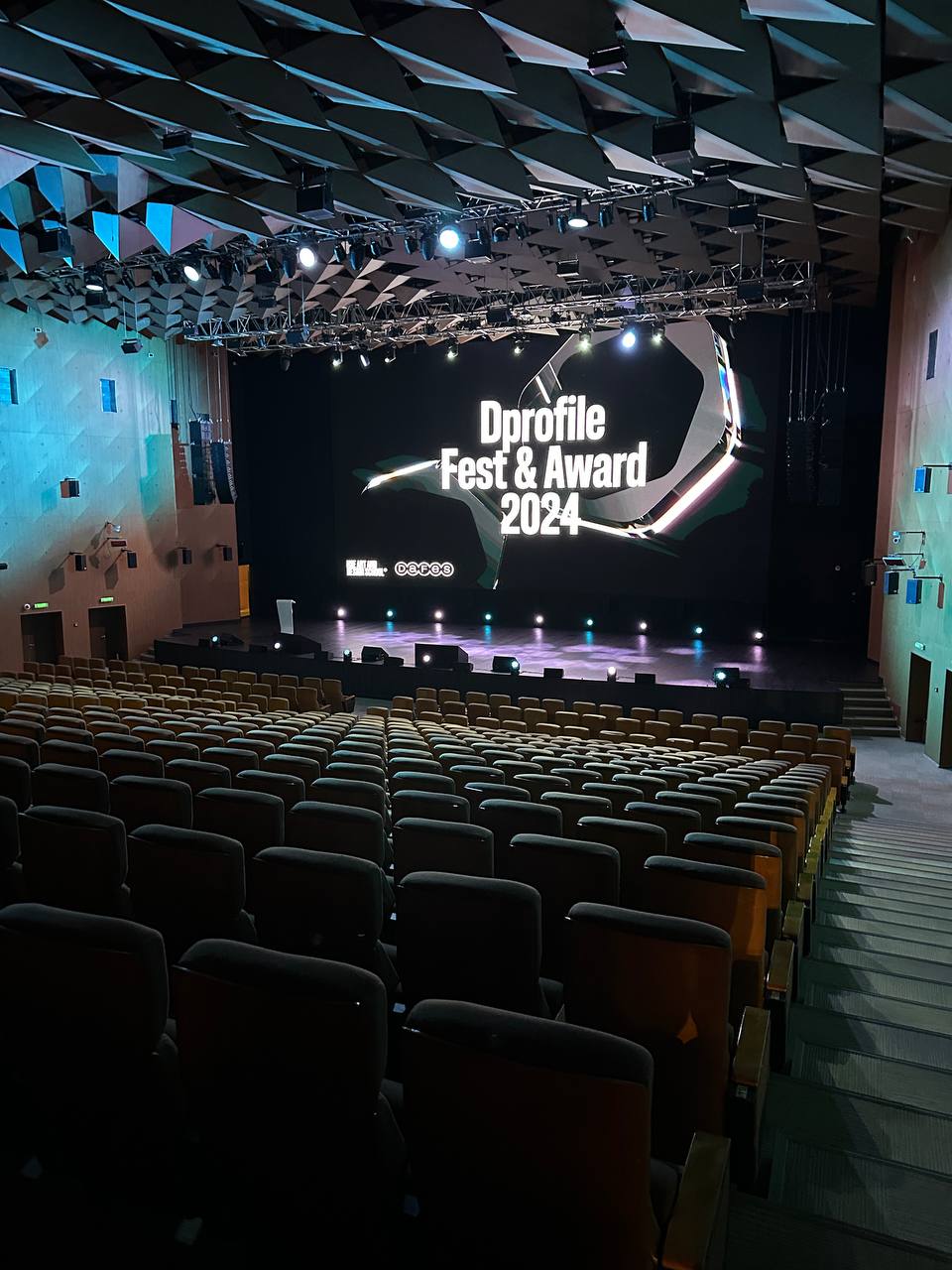 Сегодня на Dprofile Fest & Award веду секцию карьера.
Если вы тоже тут, то приходите к 12:00 в зал «Карьера» на первом этаже 🫶 | Сетка — социальная сеть от hh.ru