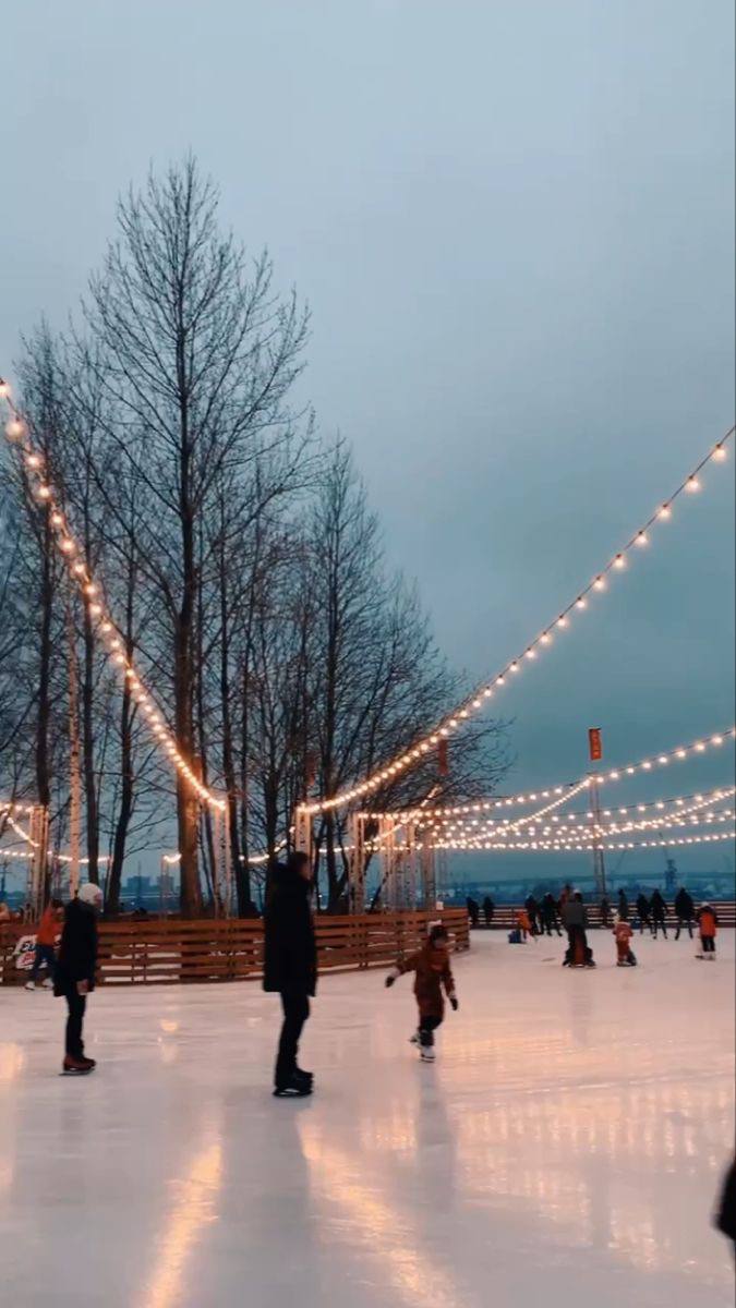 🪩Дискотеки на льду
⛸️ 15 декабря 18:00-19:30 — Музыкальные беседы «Народное караоке»
🚌Домик добра «Москва помогает» на Тверской площади
⛸️ 15 декабря 18:00-20:00 — Зимняя дискотека
🚌территория за школ... | Сетка — социальная сеть от hh.ru