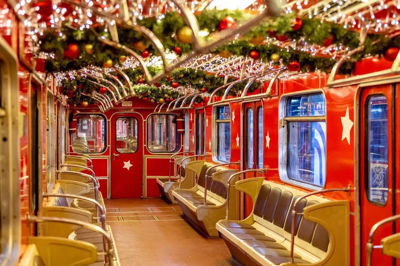 🚃 В Москве начали украшать городской транспорт
Электробусы, трамваи и поезда метро Москвы украсили к Новому году | Сетка — социальная сеть от hh.ru
